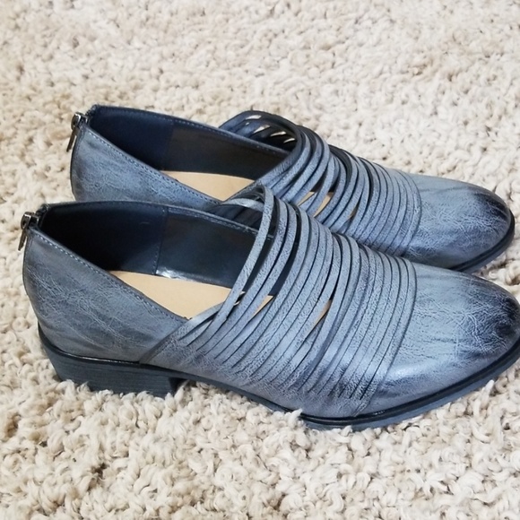 Pierre Dumas Shoes - NWOT PIERRE DUMAS Tabby Zip Booties